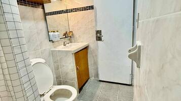 Apartment, 1 Bedroom, Accessible, Smoking | Bathroom