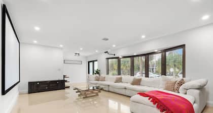 â
â
â
â
â
Luxury 4000-sqft Mansion with large Pool & Sauna âą High-End Comfort