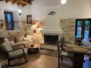 Smart TV, fireplace, books, stereo