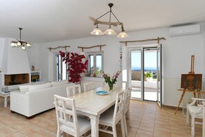 Villa | 3 bedrooms, desk