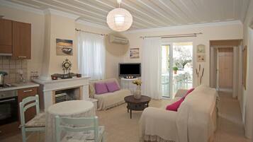 House | 3 bedrooms, desk