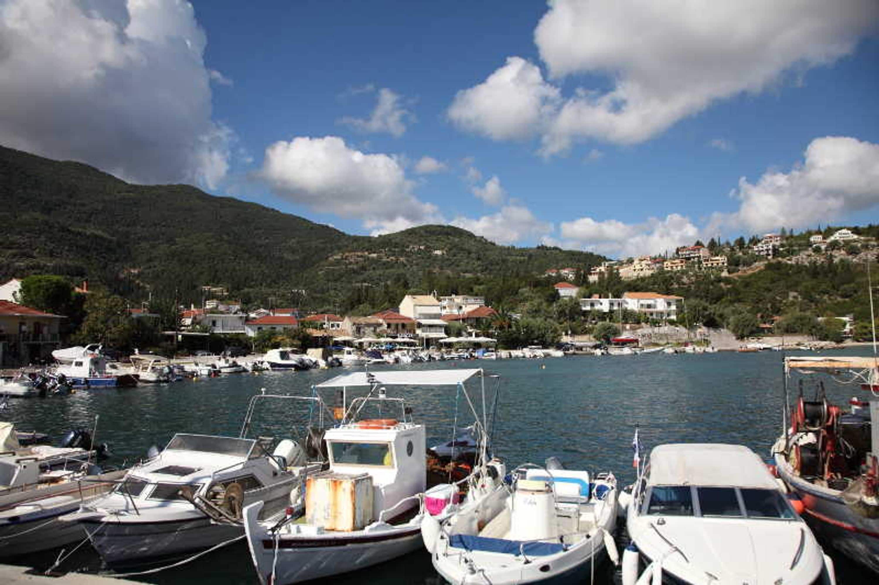 House | 3 bedrooms, desk