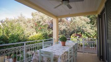 House | 3 bedrooms, desk