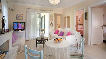 House | 3 bedrooms, desk