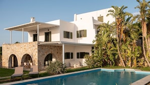 A modern two-story house with a stone facade, a swimming pool, and lush tropical vegetation. - Villa Franca Ideal for Wedding Parties (Paros)