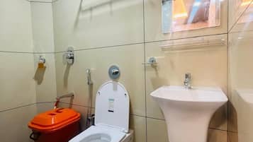 Standard Single Room | Bathroom | Towels, soap, toilet paper