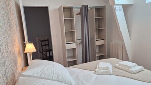 2 sovrum, skrivbord, strykjärn/strykbräda och resesäng