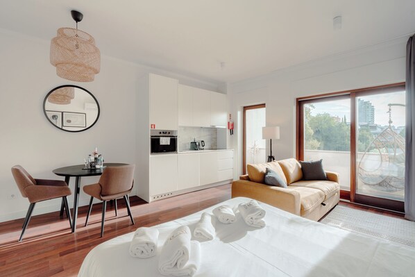 1 bedroom, bed sheets