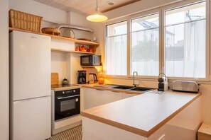 Een koelkast, een microgolfoven, een oven, een kookplaat