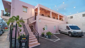 Parking sans voiturier (10 USD par jour)