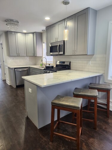 Quiet 3-bedroom house in amazing Chicago with WiFi & AC. Near Everything!!