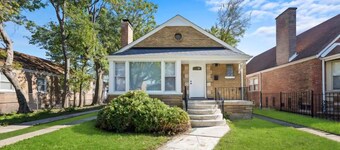Quiet 3-bedroom house in amazing Chicago with WiFi & AC. Near Everything!!