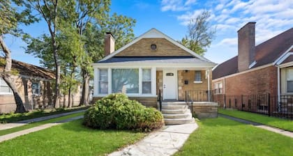 Quiet 3-bedroom house in amazing Chicago with WiFi & AC. Near Everything!!