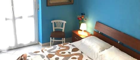 1 chambre, fer et planche Ă repasser