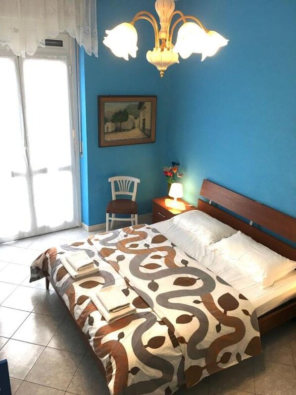 1 habitación y tabla de planchar con plancha 