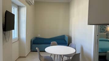 Neljän hengen comfort-huone, näköala puutarhaan | Kannettavalle tietokoneelle sopiva työtila, ilmainen Wi-Fi