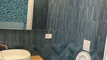 Comfort vierpersoonskamer, uitzicht op tuin | Badkamer | Een douche, een haardroger, handdoeken, zeep