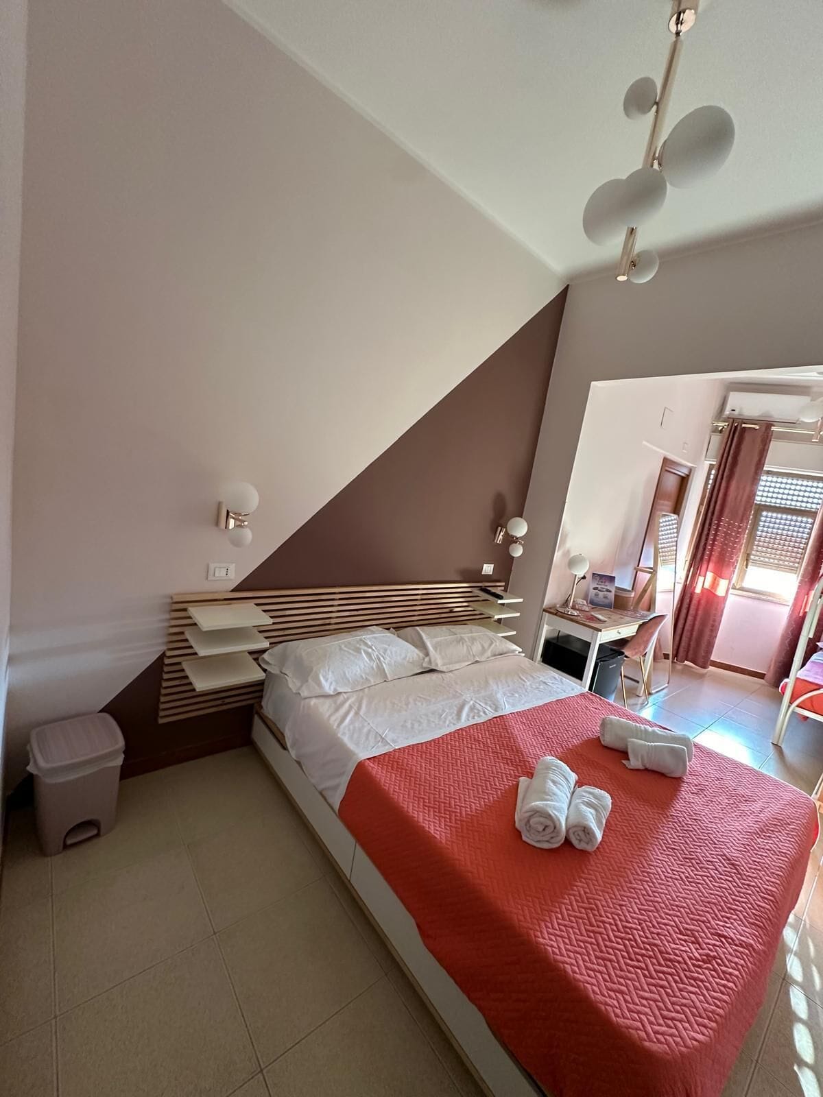 Una camera da letto con un letto, una scrivania e una sedia.