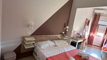 Una camera da letto con un letto, una scrivania e una sedia.