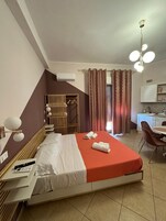 Escrivaninha, espaço de trabalho para notebook, cortinas blackout