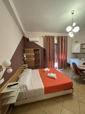 Desk, laptop workspace, blackout drapes, soundproofing - B&B Elegance (Villa San Giovanni)