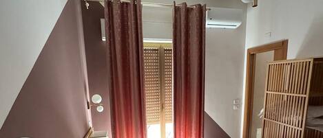 Schreibtisch, laptopgeeigneter Arbeitsplatz, VerdunkelungsvorhÀnge