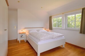 4 bedrooms, WiFi, bed sheets - Landhaus Wittmaack Dircks vacation apartment Möwe relaxing vacation at the North Sea (Norderfriedrichskoog)