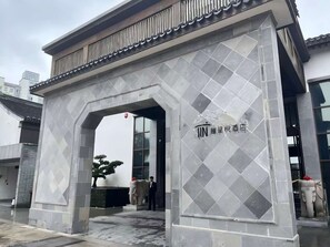 Front of property - Meshee Sezen Hotel Suzhou (Suzhou)