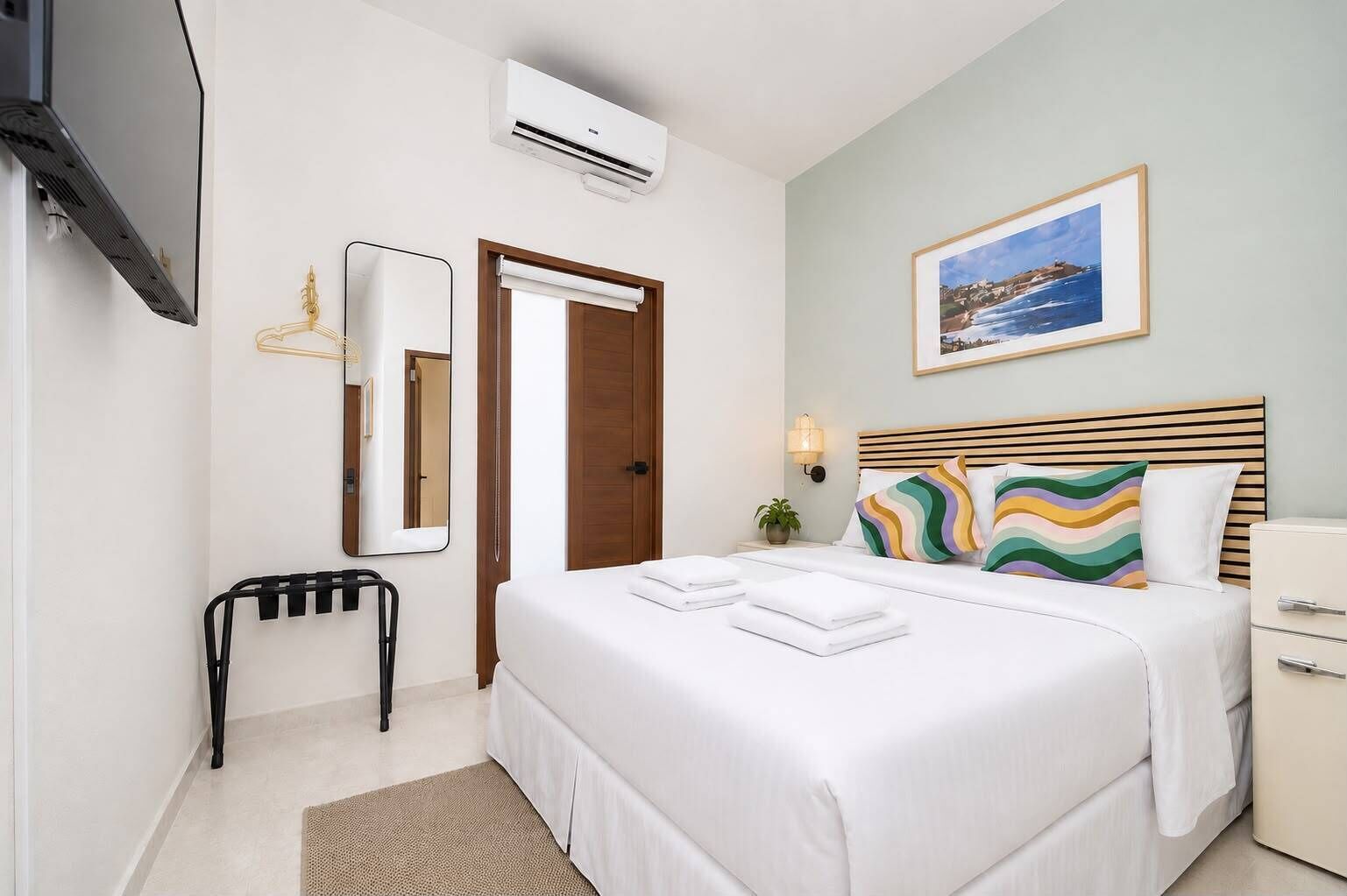 Habitación doble superior, balcón, vistas a la ciudad | Ropa de cama de alta calidad y espacio para trabajar con un portátil