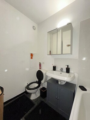 Handtücher, Seife, Toilettenpapier