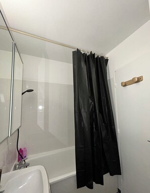 提供毛巾、番梘、廁紙