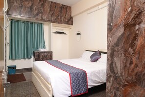 Individually decorated, individually furnished, desk, free WiFi - Sanskriti Homestay (Tirupati)