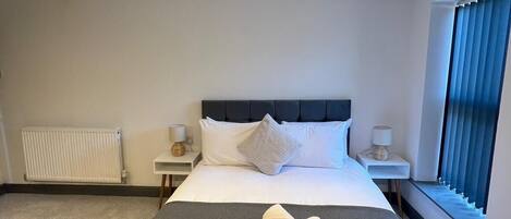 2 dormitorios, cuna de viaje, ropa de cama