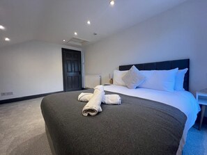 2 habitaciones, cuna de viaje y ropa de cama 