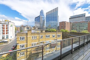 Penthouse, balcón, vista a la ciudad | Terraza o patio