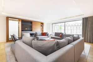 Penthouse, balcón, vista a la ciudad | Área de sala de estar