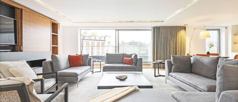 Penthouse, balcon, vue ville | Coin séjour