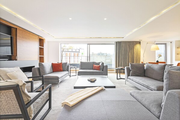 Appartement Penthouse, balcon, vue sur la ville | Aire de séjour