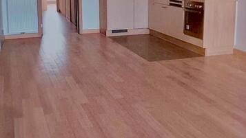 Een oven, een kookplaat, een vaatwasser