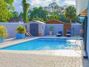 Una piscina al aire libre