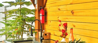 Luxury Spacious 4-bedroom pool/hot tub house with WiFi, AC in welcoming Orlando