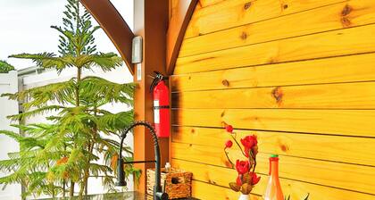 Luxury Spacious 4-bedroom pool/hot tub house with WiFi, AC in welcoming Orlando