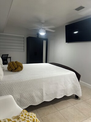 4 bedrooms, in-room safe, desk, iron/ironing board