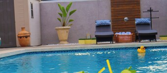 Luxury Spacious 4-bedroom pool/hot tub house with WiFi, AC in welcoming Orlando