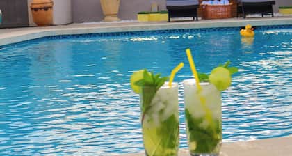 Luxury Spacious 4-bedroom pool/hot tub house with WiFi, AC in welcoming Orlando