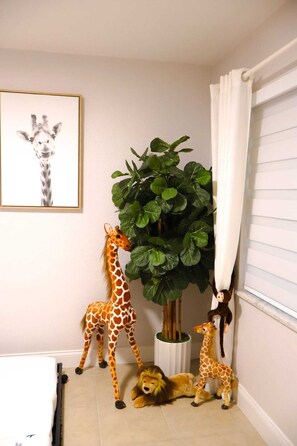 4 bedrooms, in-room safe, desk, iron/ironing board