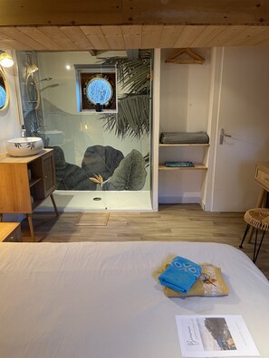 Comfort Room, River View | Free WiFi, bed sheets