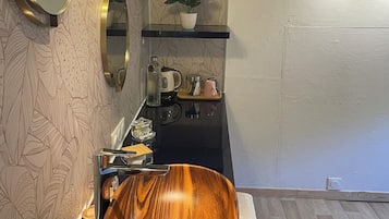 Klassieke kamer, uitzicht op rivier | Badkamer | Een douche, een haardroger, shampoo, toiletpapier
