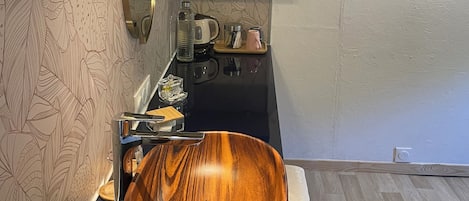 Habitación clásica, vista al río | Baño | Regadera, secadora de cabello, shampoo, papel de baño