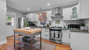 Køleskab, mikrobølgeovn, ovn, kogeplade